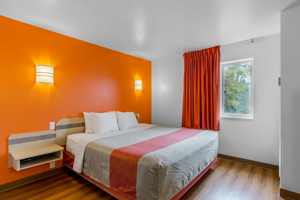 Motel6 Baraboo, WI - Lake Delton 8/49