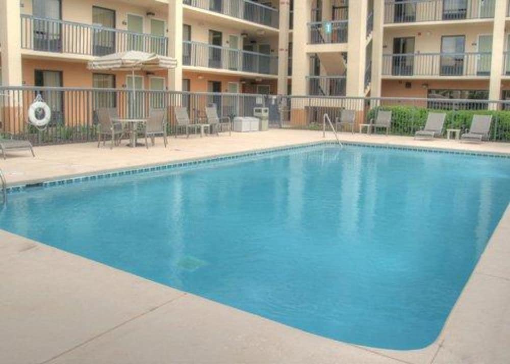 Quality Inn Merchants Drive 3/42