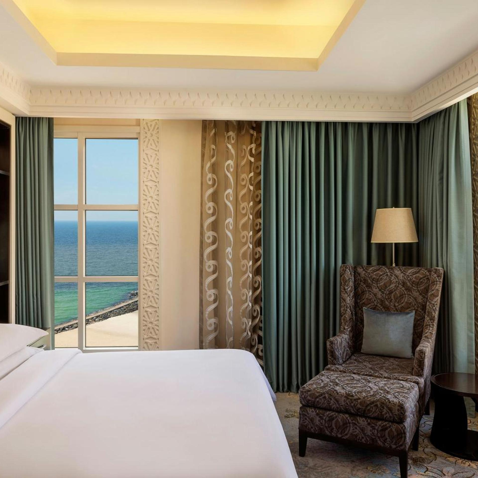 غرفة سوبيريور ديلوكس بسريرين منفصلين بإطلالة على البحر، Sheraton Sharjah Beach Resort Spa 3/8
