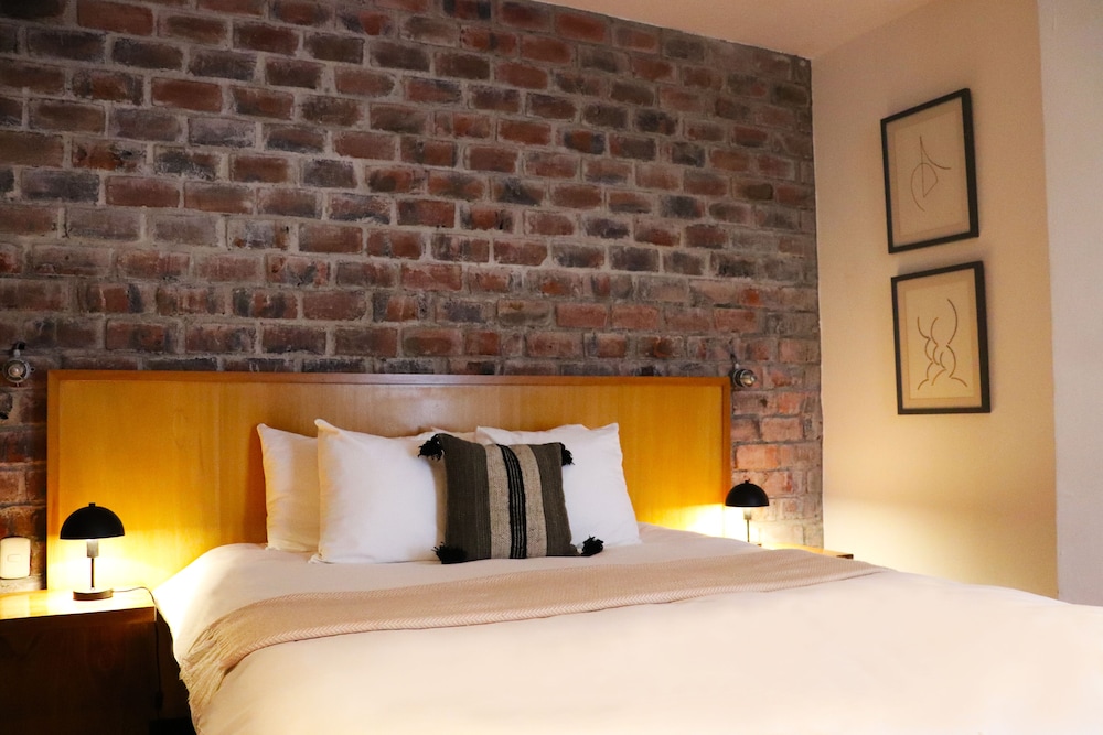 SUITE, QUEEN BED