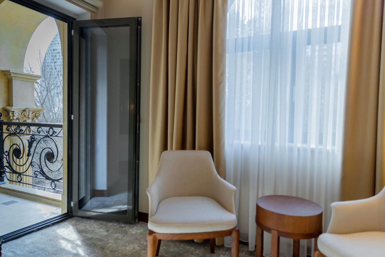 The Central Point Hotel 15/16