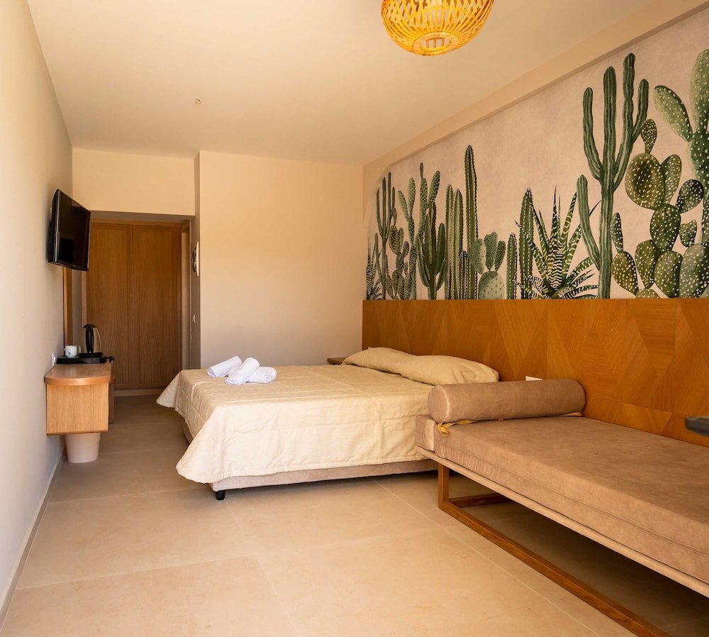 Superior, Double Bed, Shared Pool, Sofa