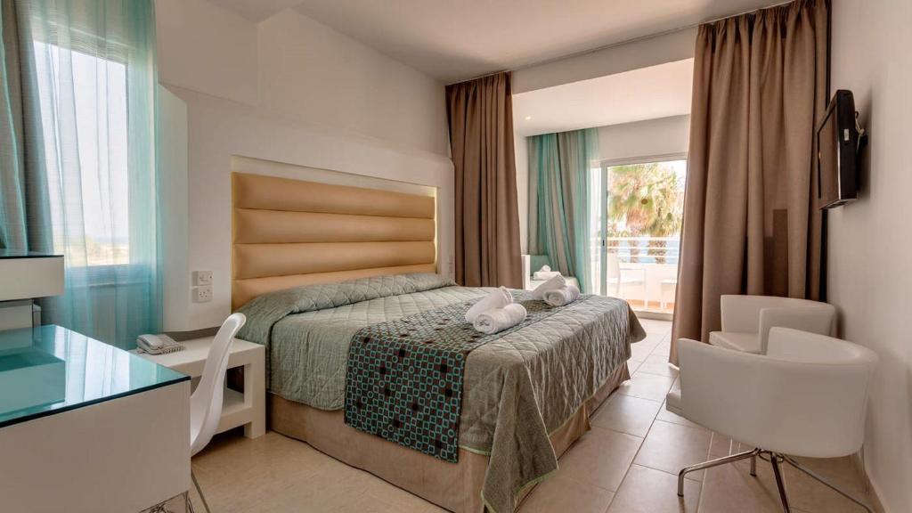 Room, Double or Twin Bed, Lateral Side Sea View