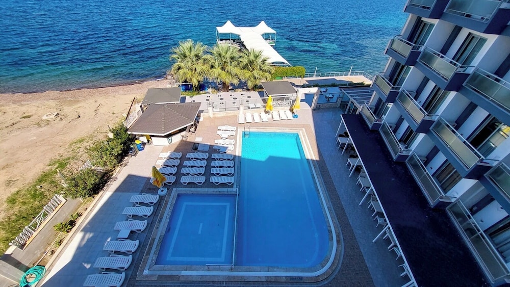 Club Rose Bay Hotel 9/10