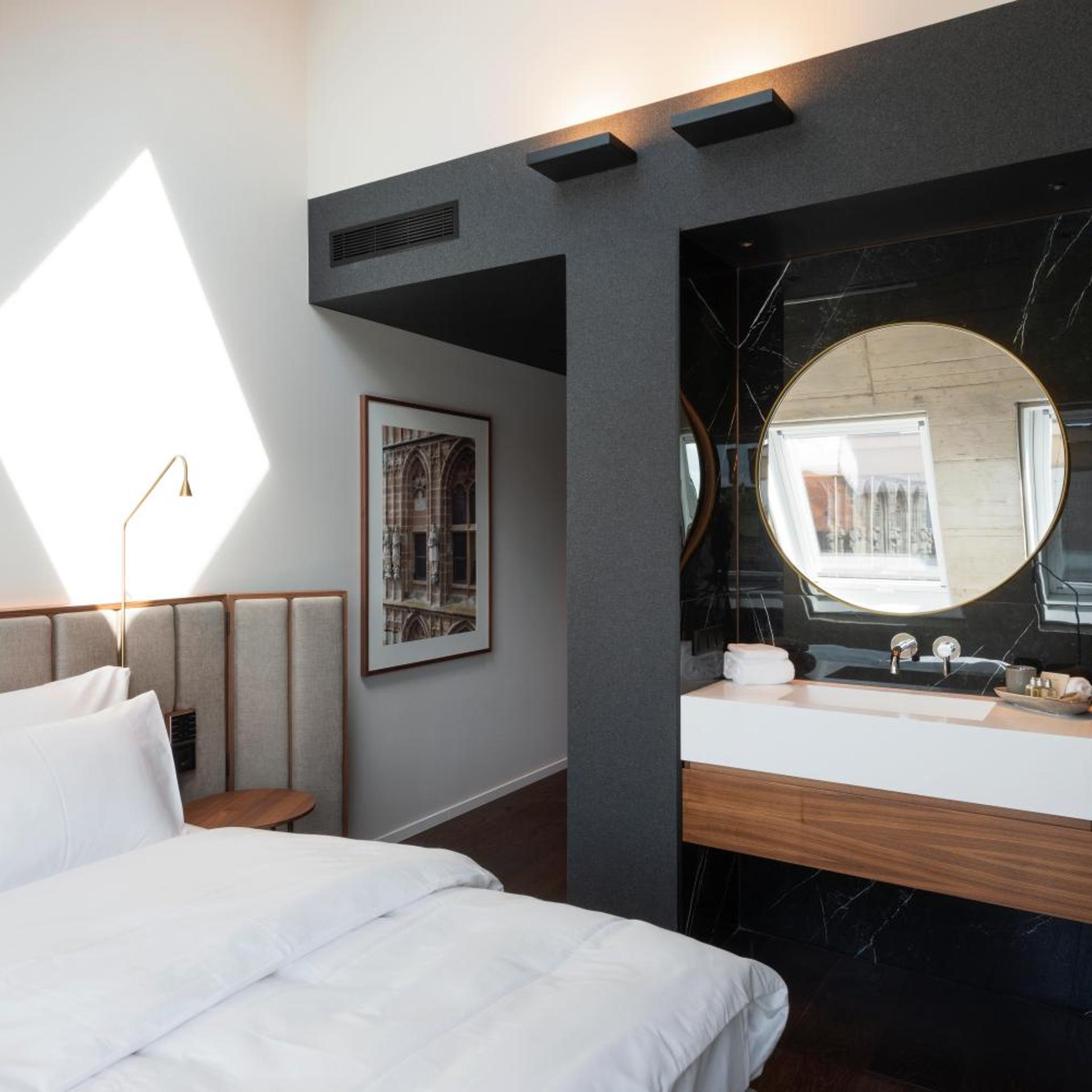 Legend Hotel 24/50