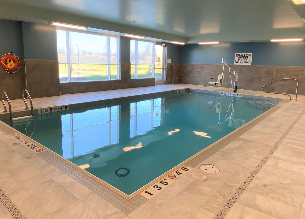 Holiday Inn Express Suites Aurora 39/77