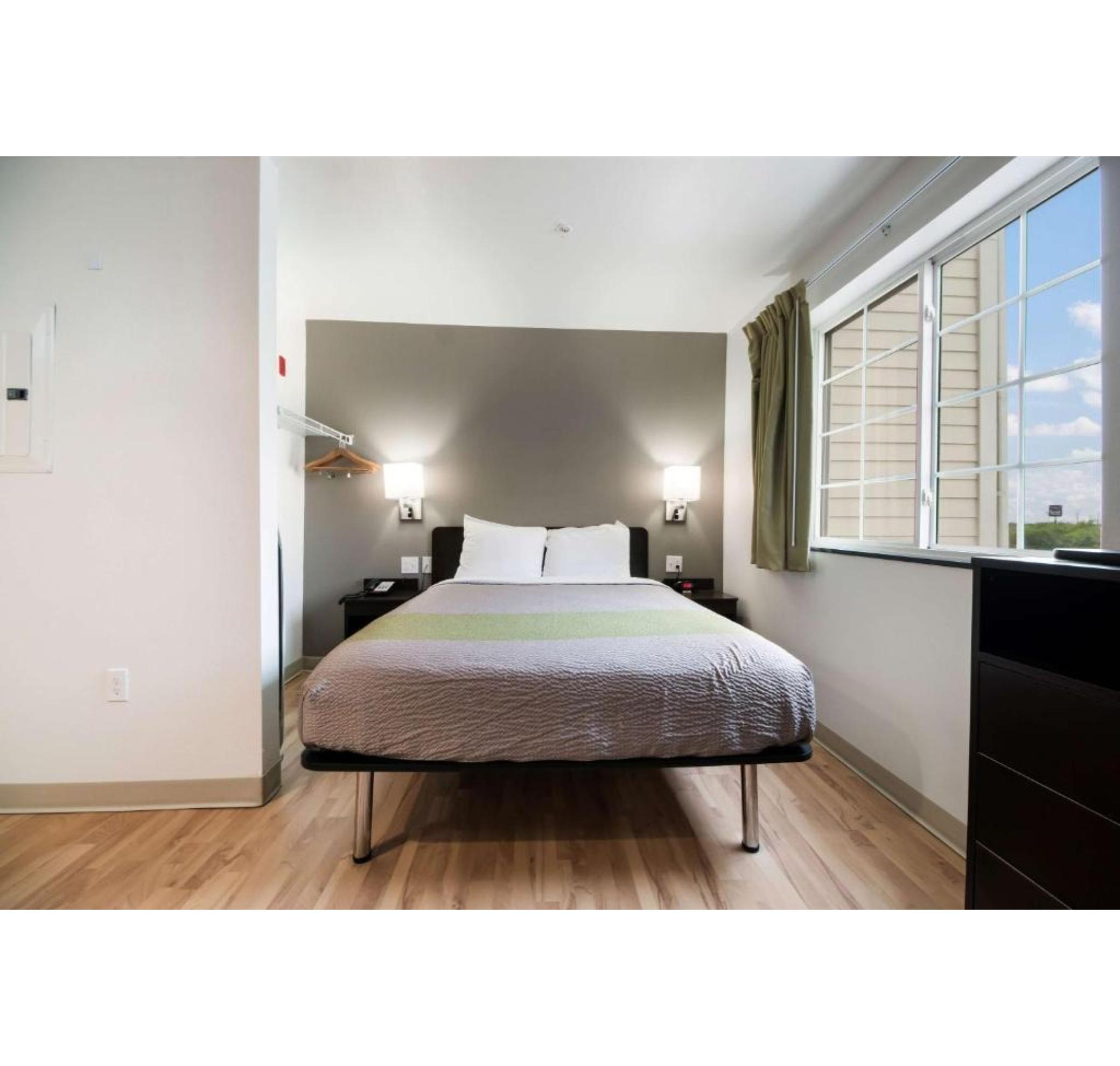 1 Queen Bed - ADA/RI Shower/Non-Smoking