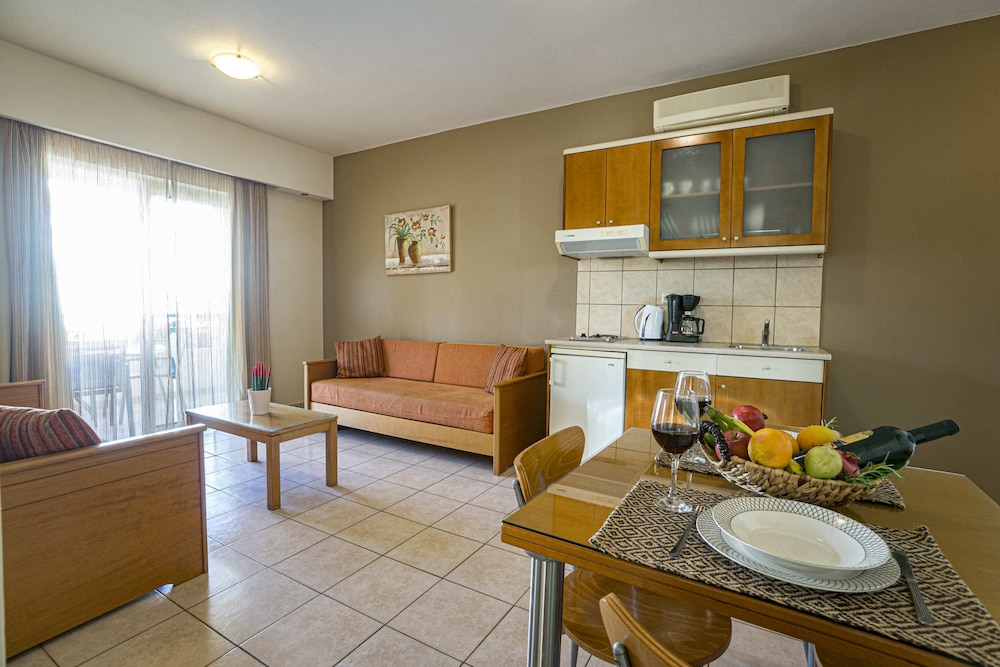 Helios Apartments 50/50