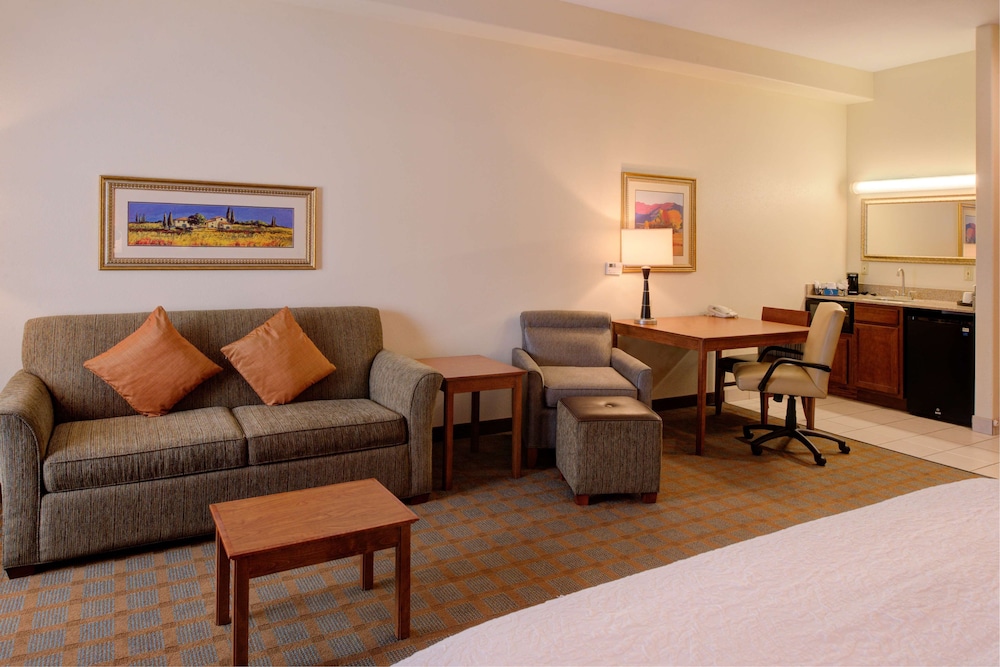Hampton Inn Suites Ontario 31/60