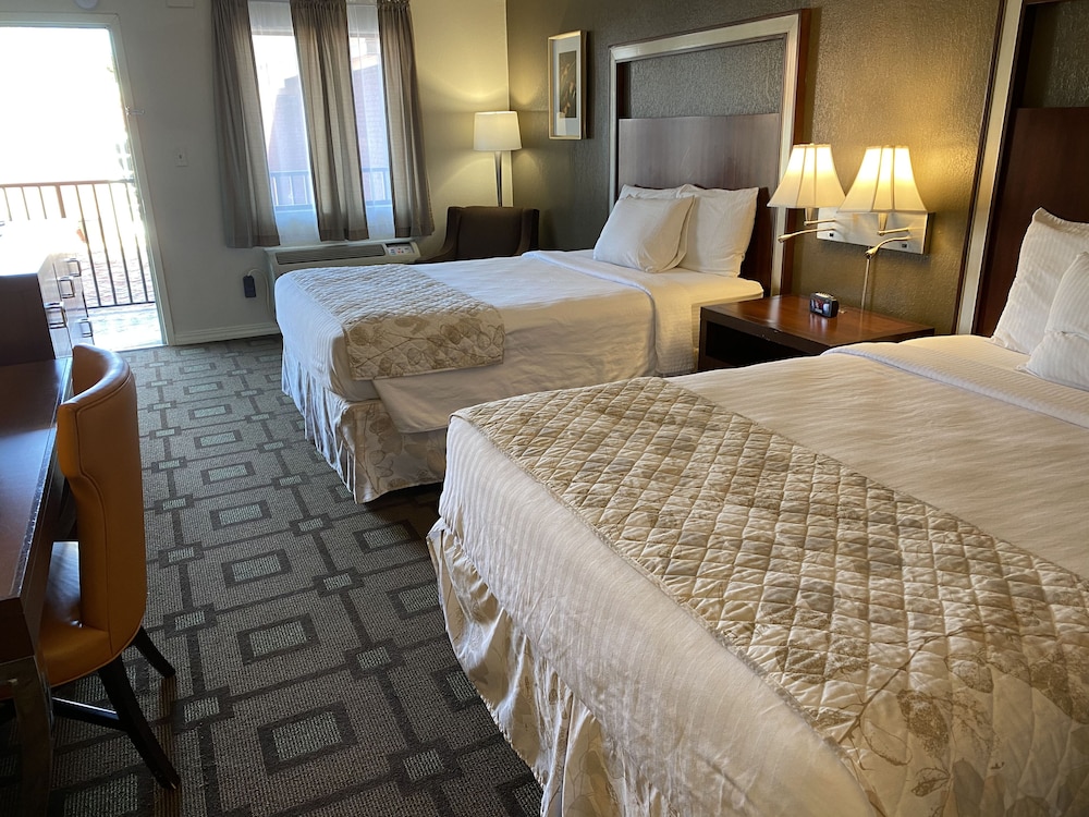 Deluxe, 2 Queen Beds, Courtyard Area