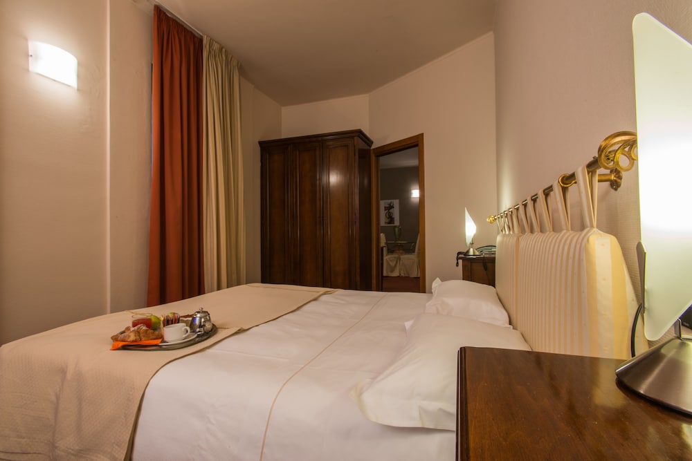 جناح كلاسيكي بسرير كينج بجاكوزي، Hotel Lux 2/3
