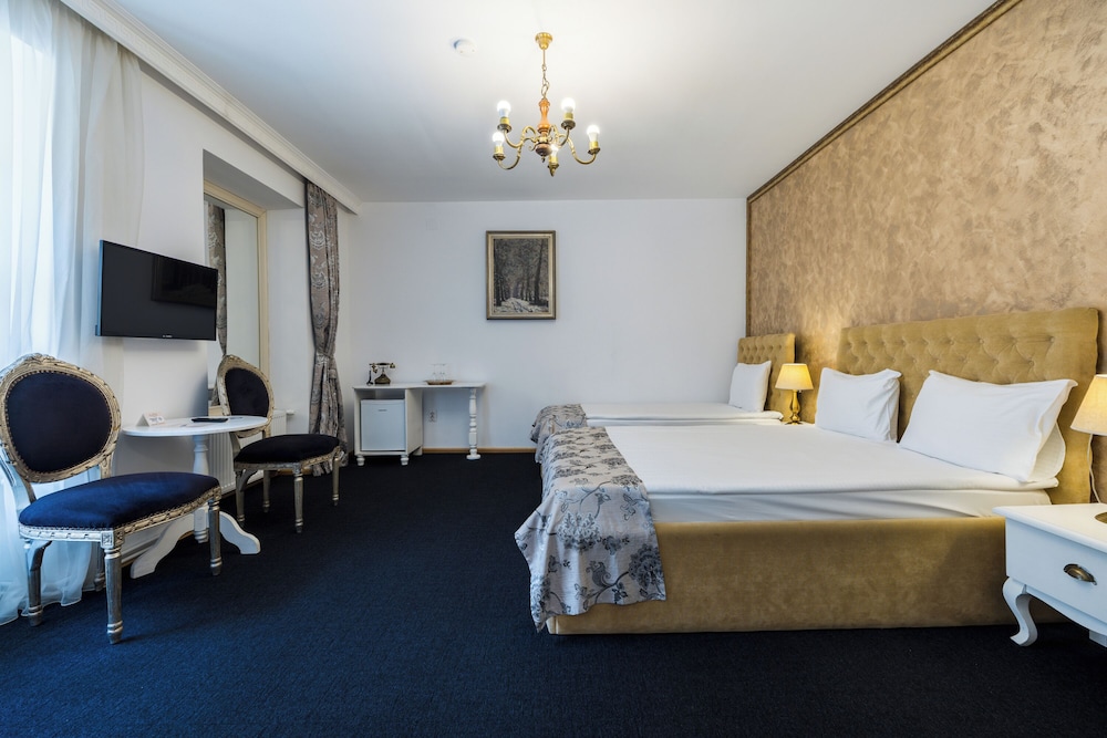 ROOM, TRIPLE, 1 QUEEN AND 1 SINGLE BED