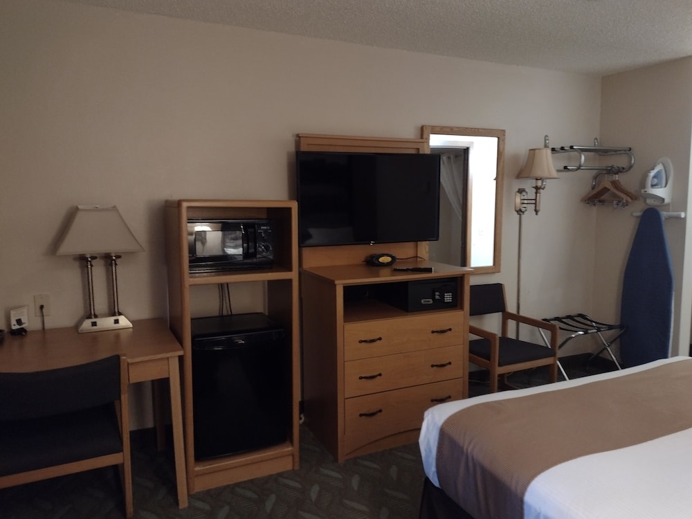 Super 8 by Wyndham Monroe WI 45/54