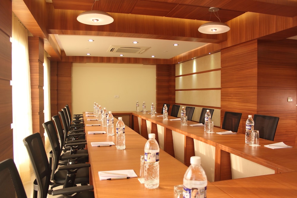 Pristine Residency Hotel 14/16