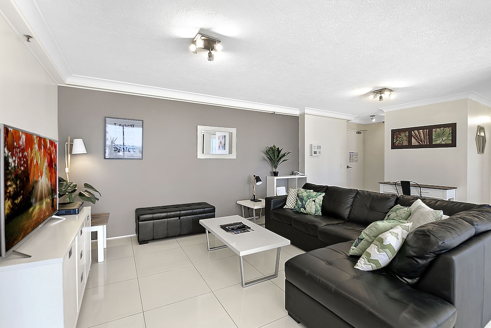 Surfers Century Oceanside Apartments 21/50