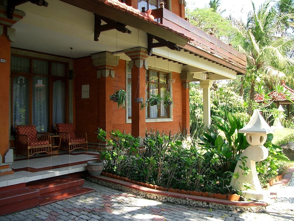 Puri Naga Beachfront Cottages 8/65