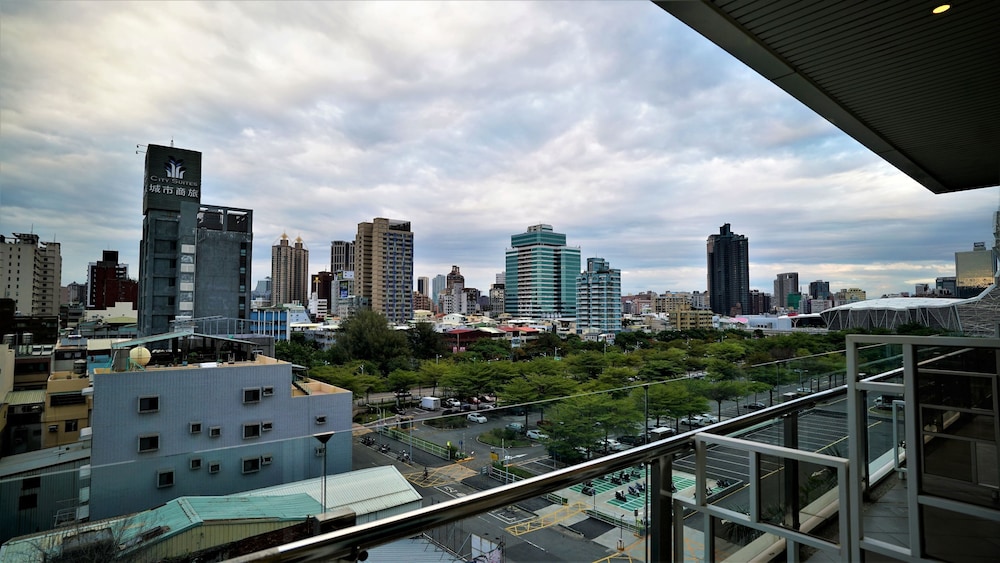 City Suites Kaohsiung Chenai 51/53
