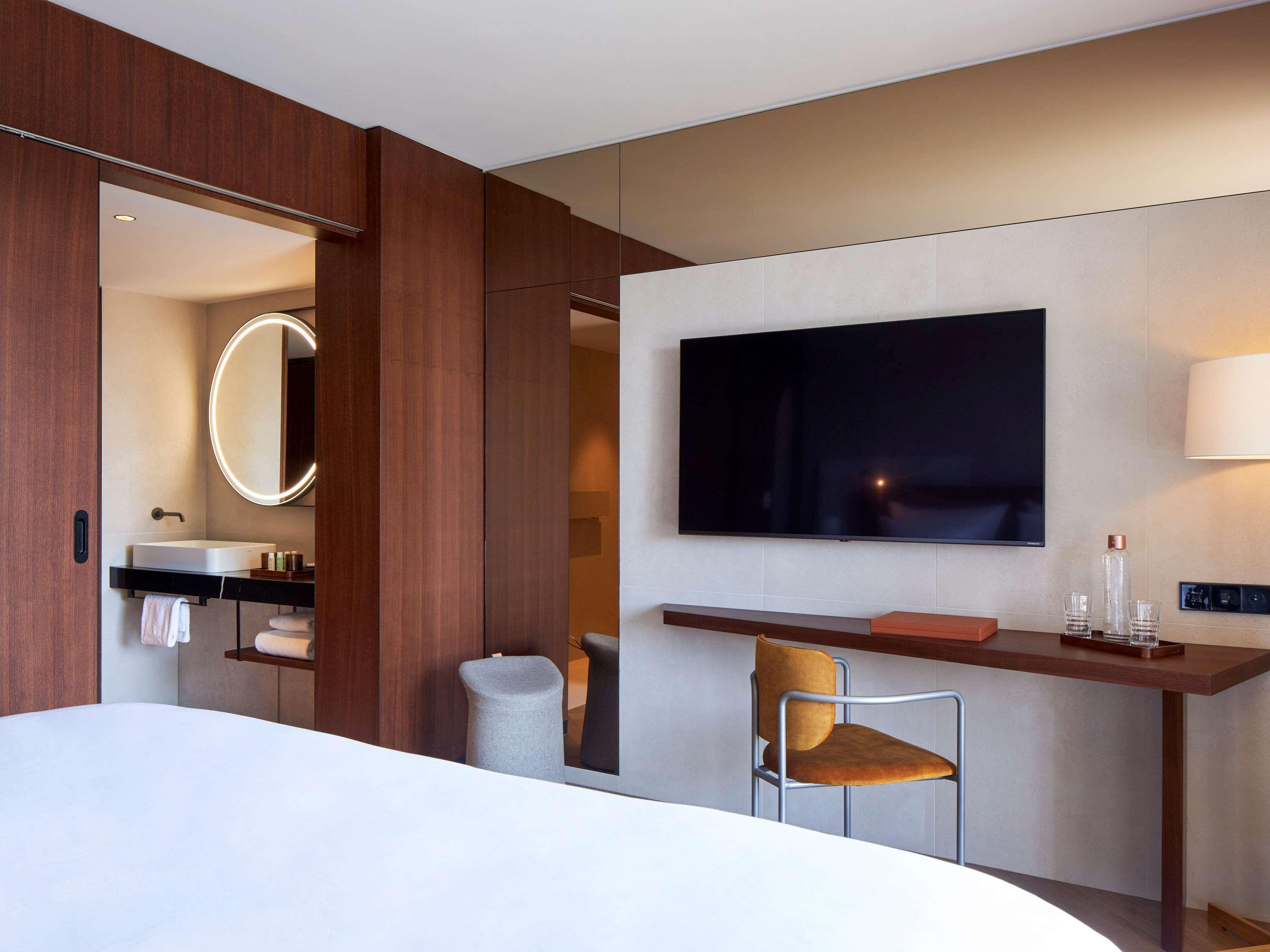 SIGNATURE, SUPERIOR, KING BED, BALCONY