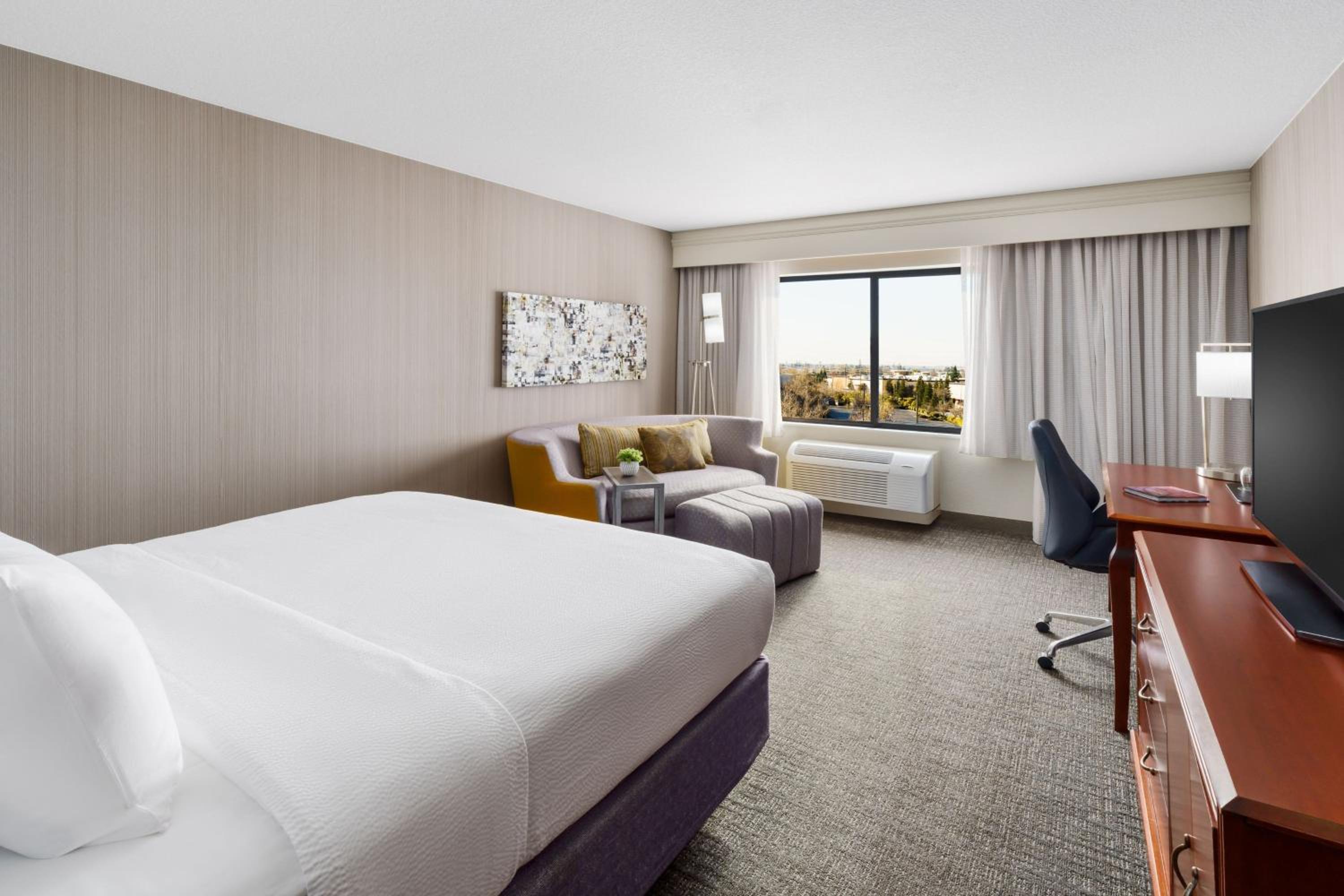 غرفة بسرير كينج مع أريكة في طابق مرتفع، Courtyard by Marriott Roseville Galleria Mall/Creekside Ridge Drive 2/14