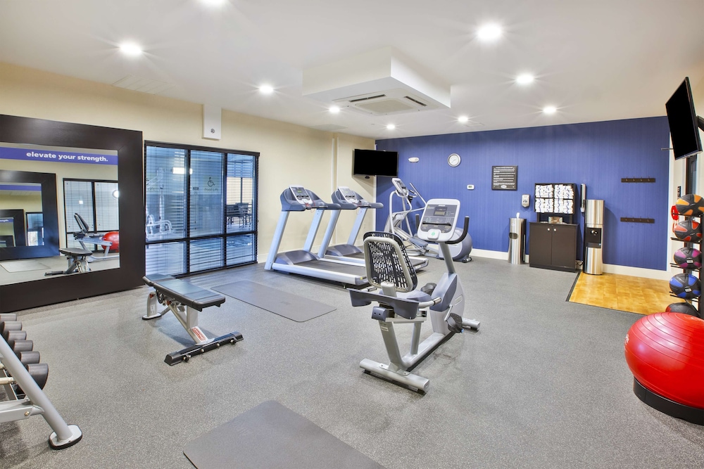 Hampton Inn & Suites Alliance 25/36