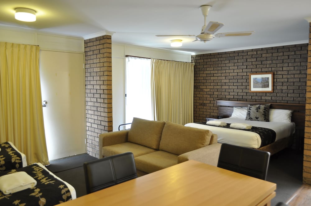 ALBURY BURVALE MOTOR INN 33/47