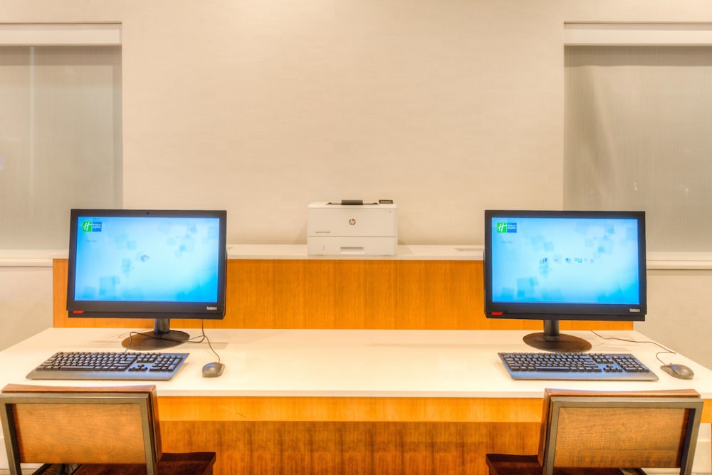 HOLIDAY INN EXPRESS NEWBERG - WINE COUNTRY 52/60