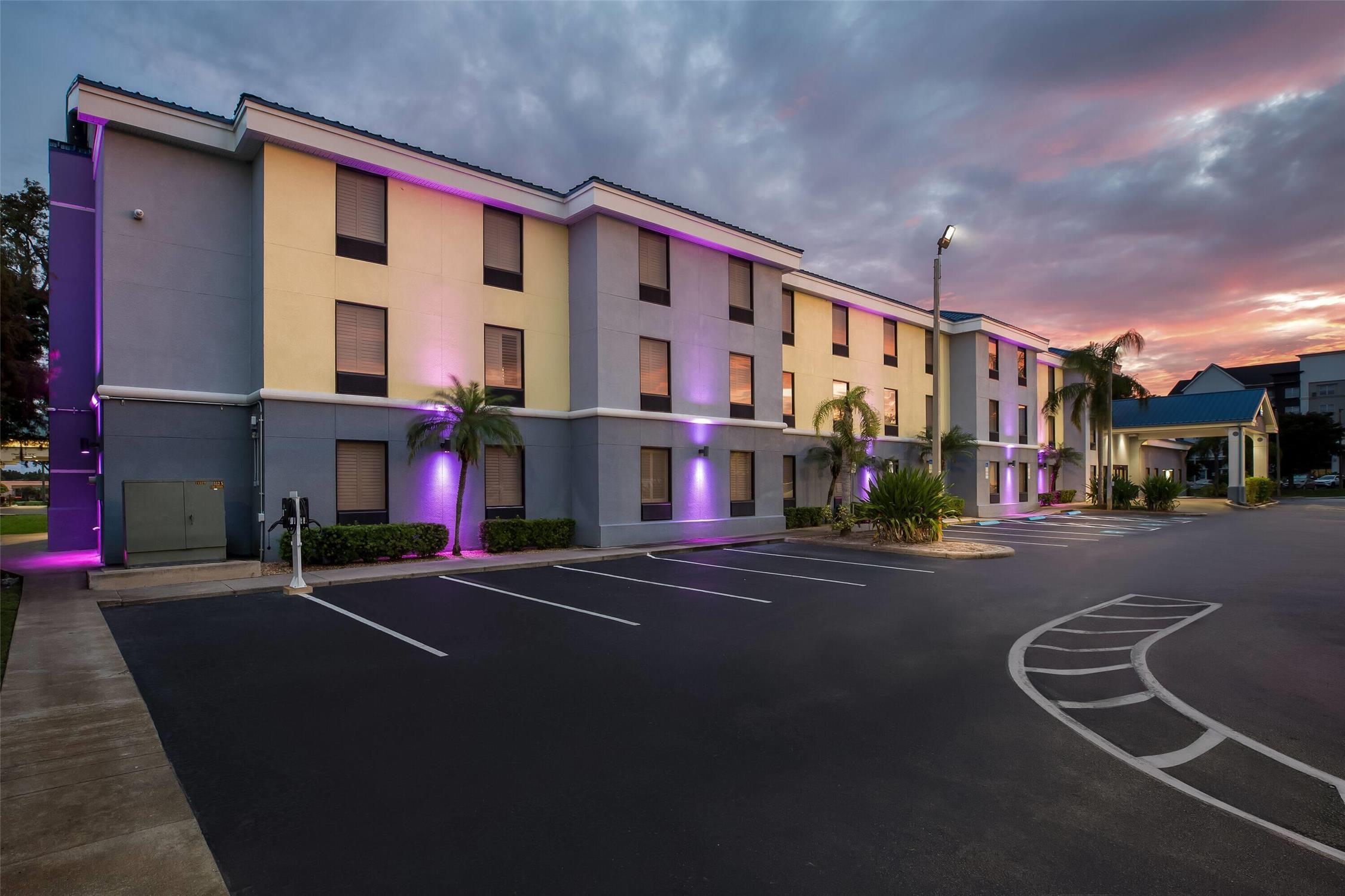 Days Inn & Suites by Wyndham Lakeland 75/85
