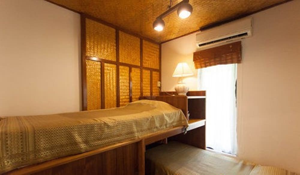 Coral Hotel Bangsaphan 18/62