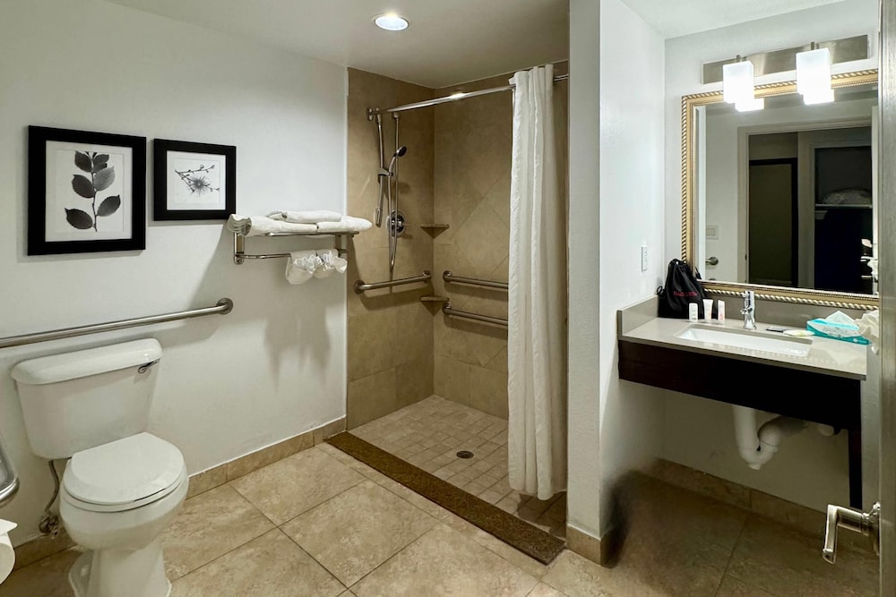 Country Inn & Suites by Radisson, Port Charlotte, FL 29/30