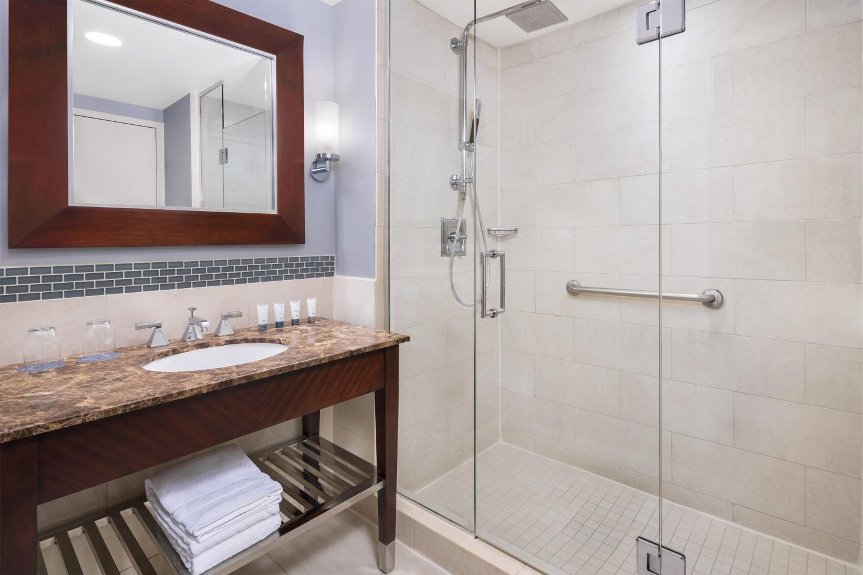 غرفة ديلوكس بسرير كينج بإطلالة على النهر، The Westin Washington National Harbor 6/7