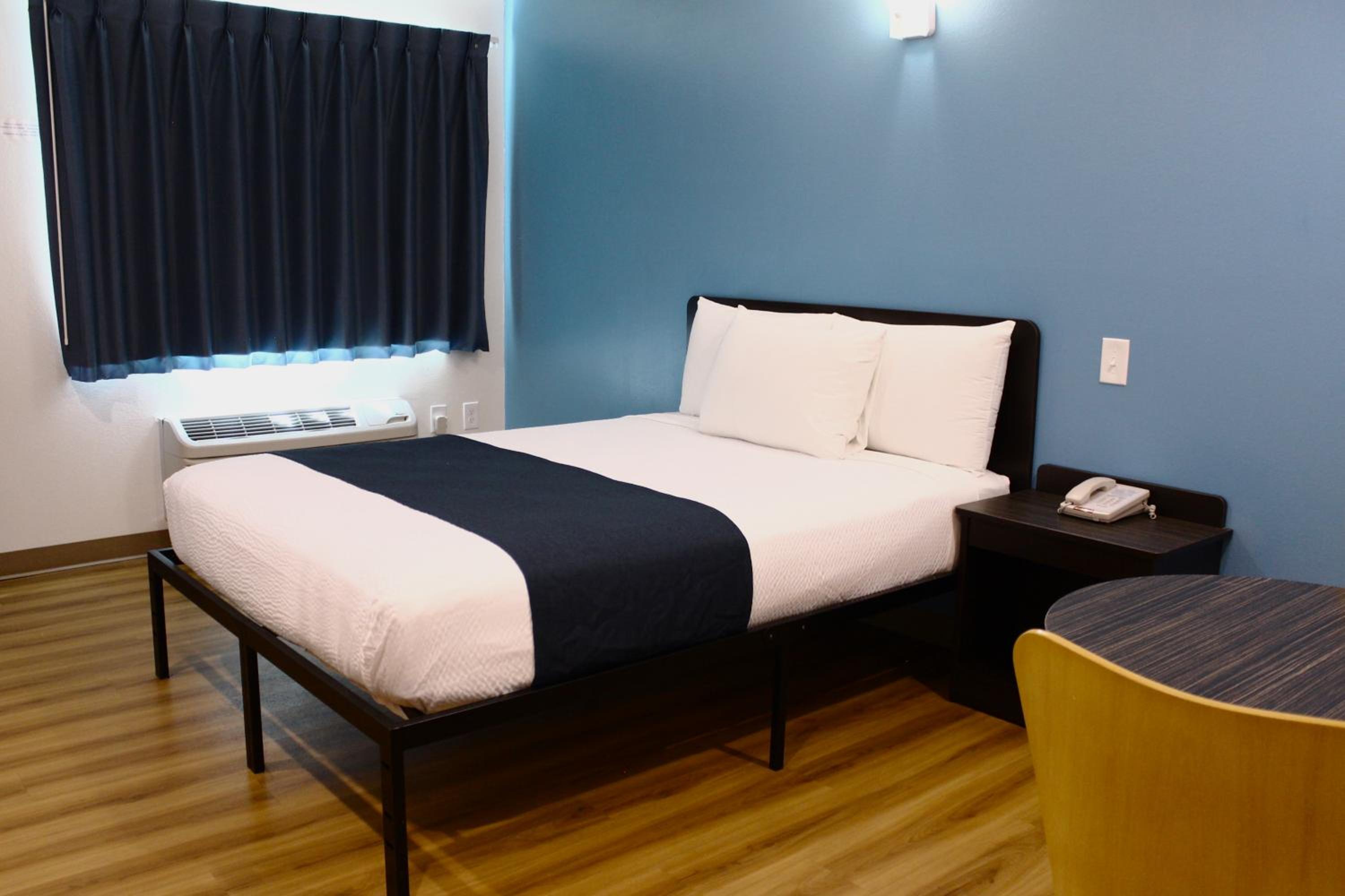 1 Queen Bed - ADA/Tub/Non-Smoking