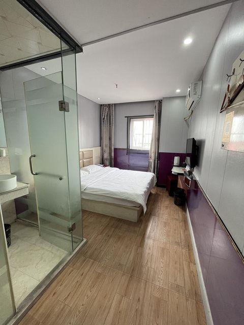 Standard, Queen Bed