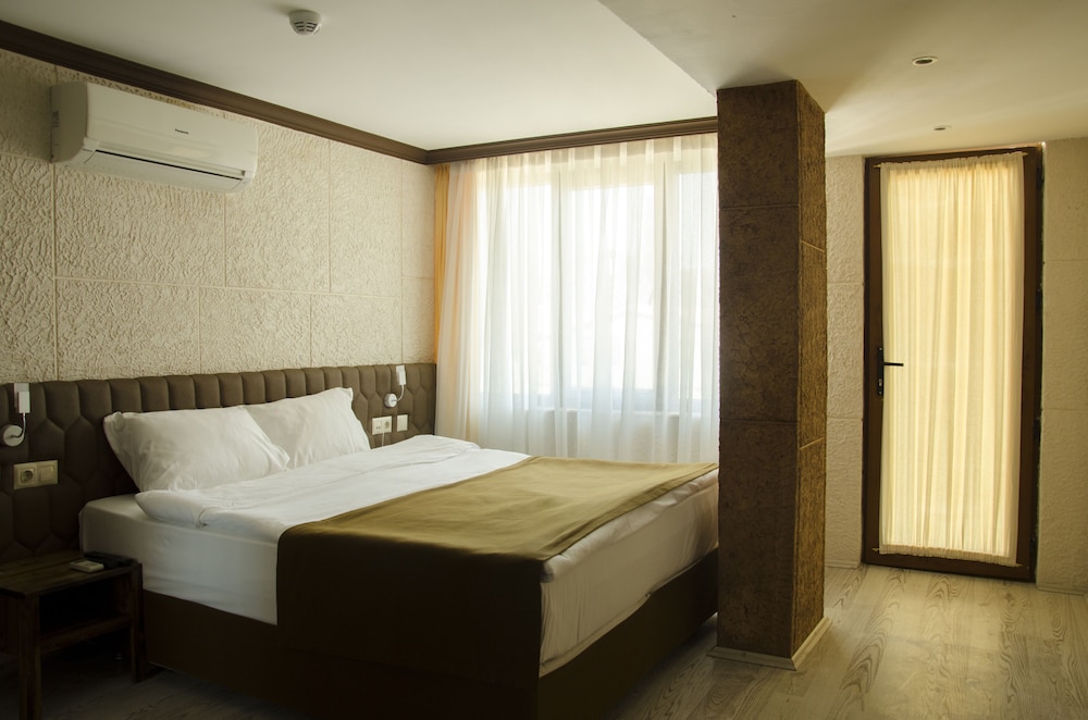Patron Hotel 4/32