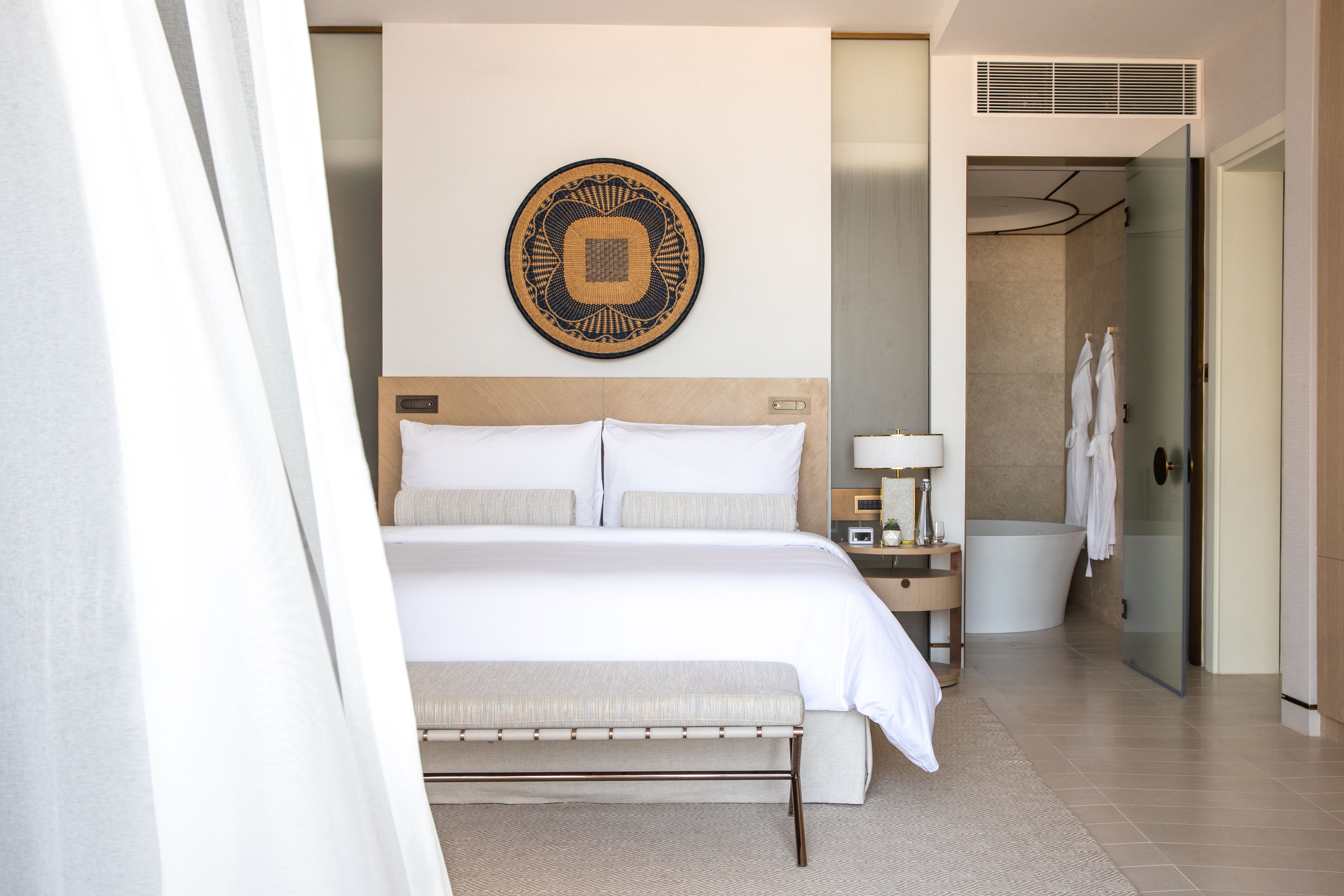 RESORT, DELUXE