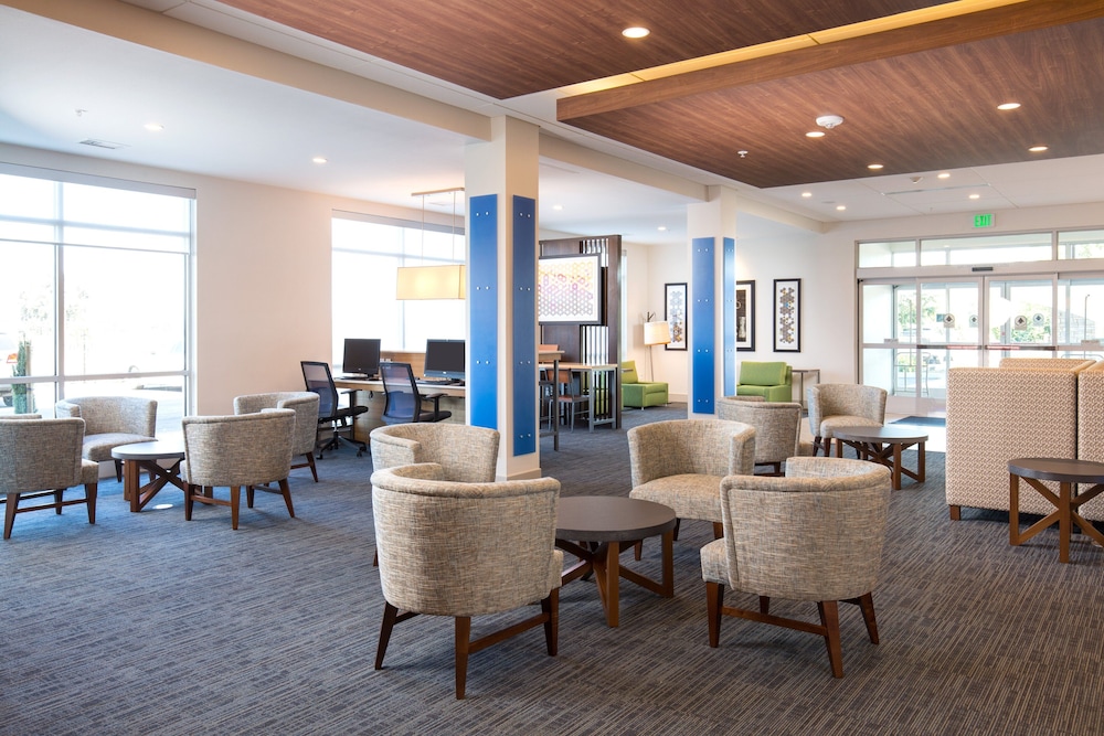 HOLIDAY INN EXPRESS VISALIA 20/28