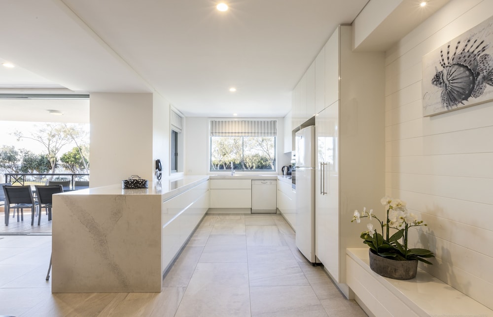 BAY ROYAL APARTMENTS 8/50