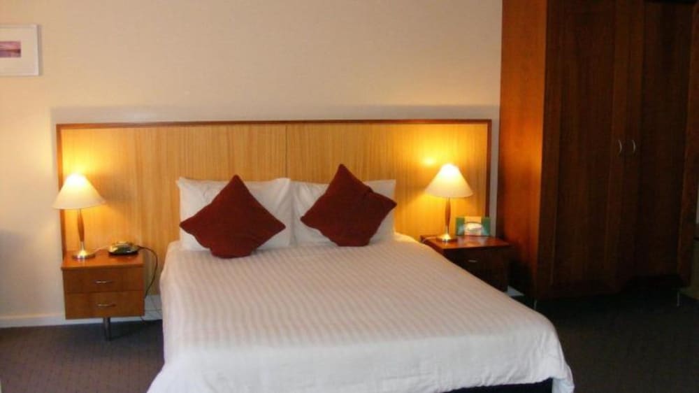 Ocean Beach Hotel 13/45
