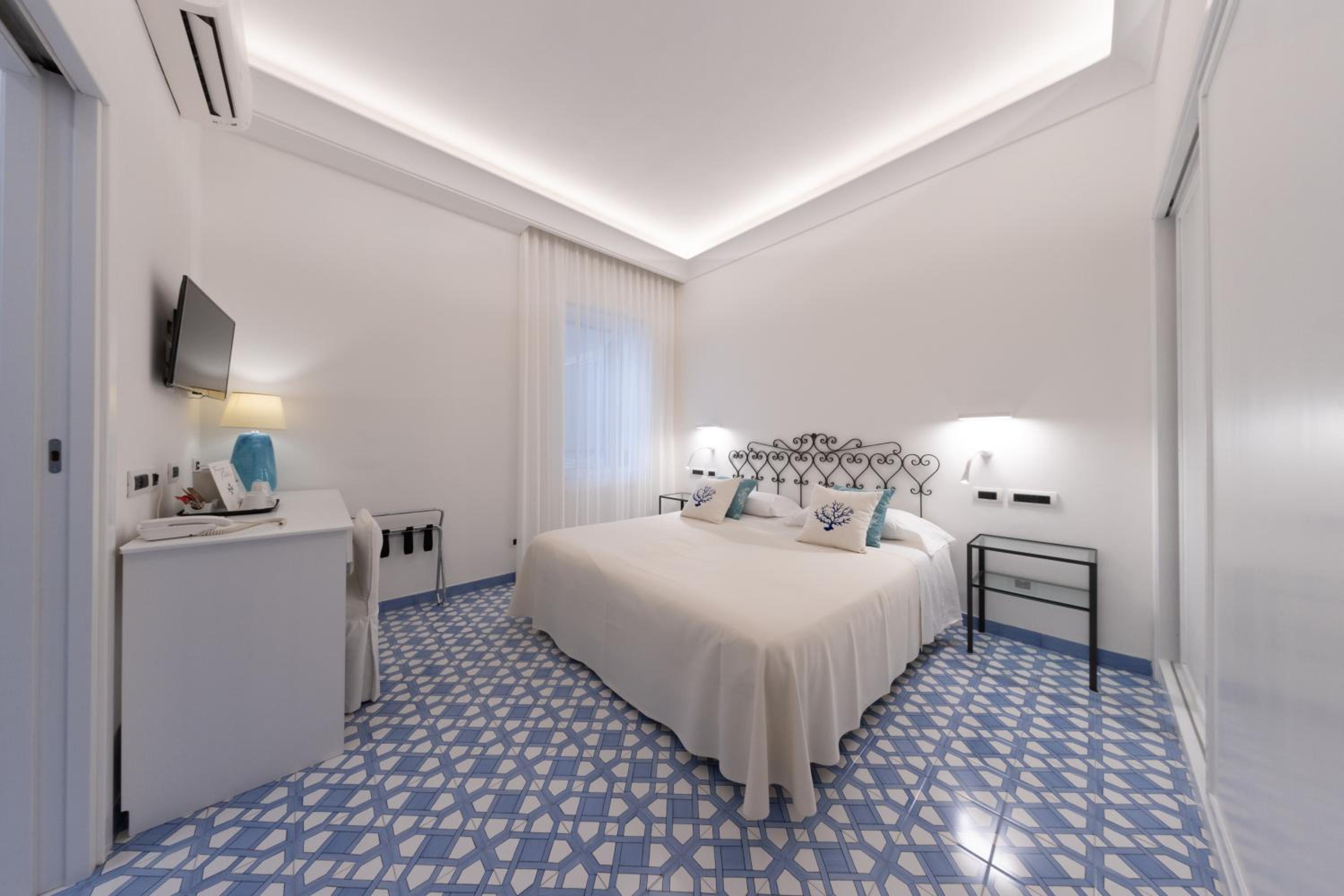 ROOM, DOUBLE BED