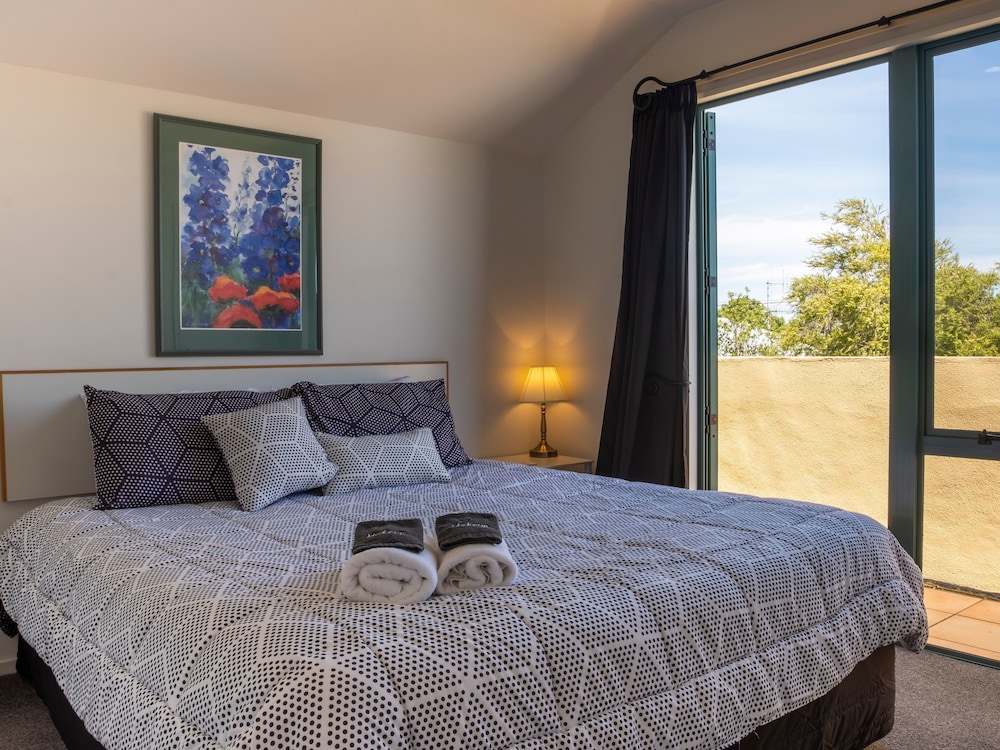 1 BEDROOM, SUITE