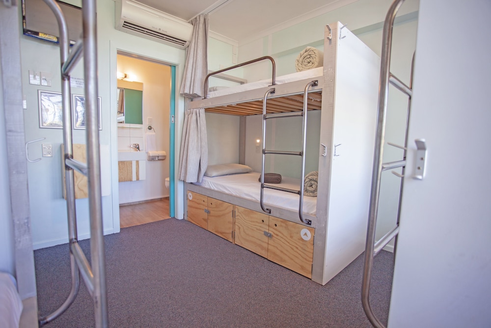 Absoloot Queenstown Backpackers 49/50