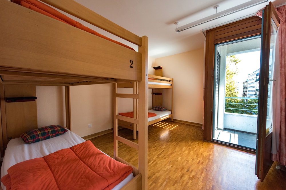 Geneva Hostel 16/70