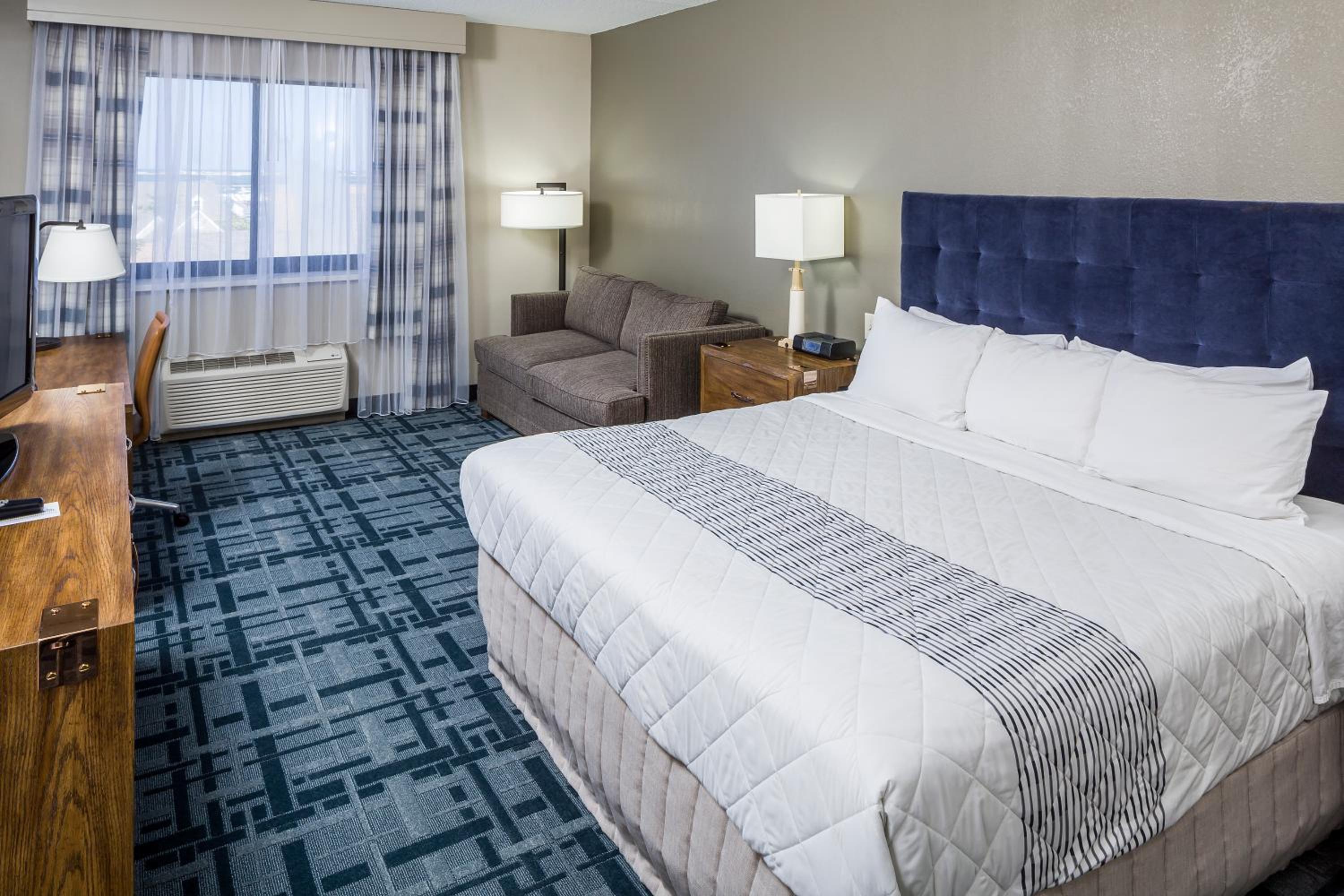 Room, King Bed, Partial Harbour View