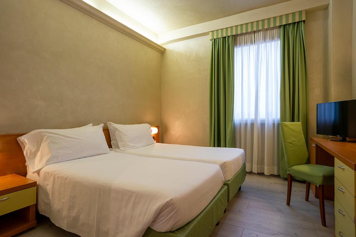 Hotel Embassy 12/51