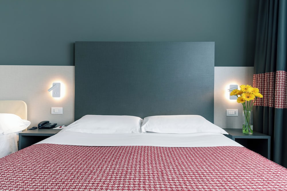 SUPERIOR, DOUBLE OR TWIN BED