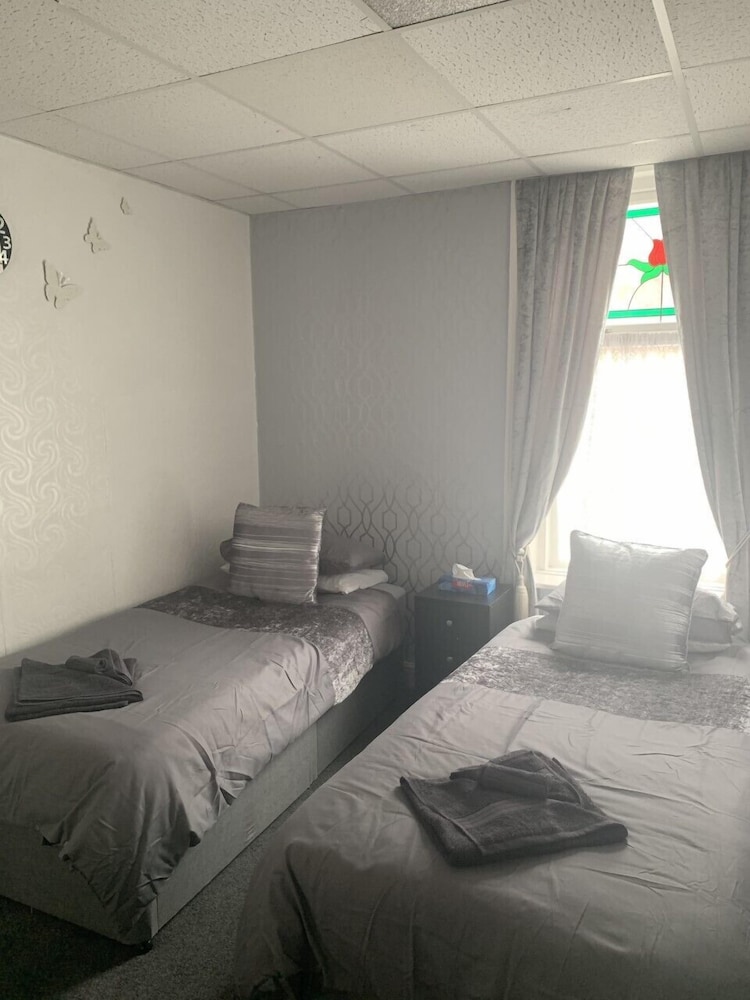 ROOM, TWIN BEDS