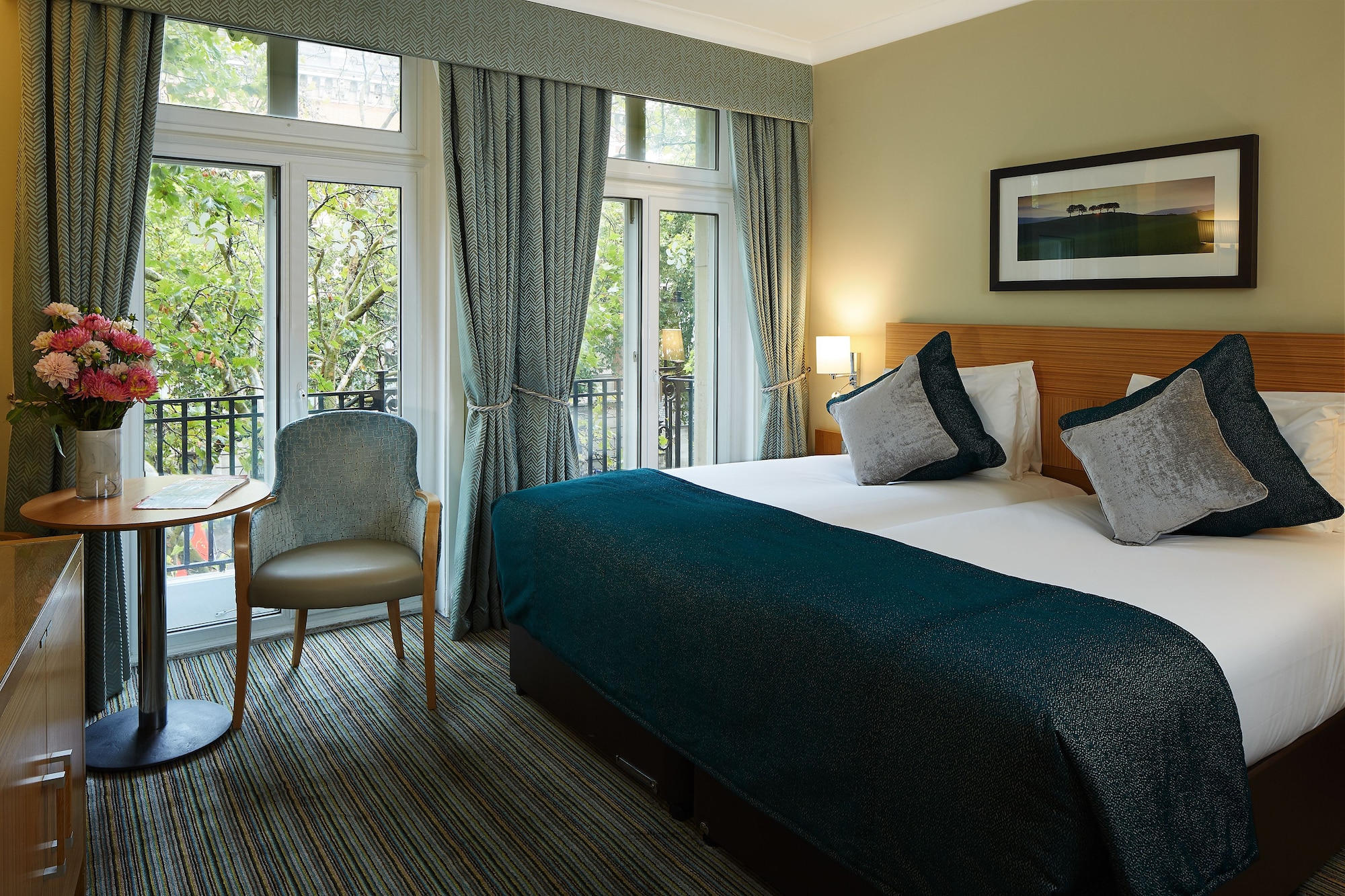 EXECUTIVE, TWIN BEDS