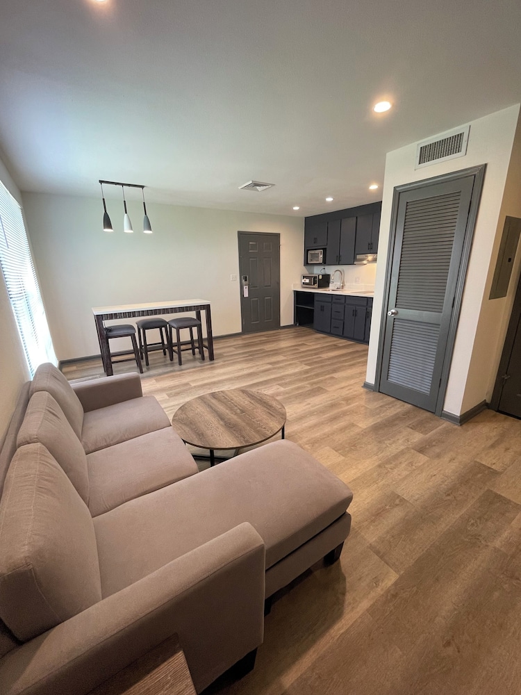 Ramada by Wyndham Studio Suites Dothan 15/35