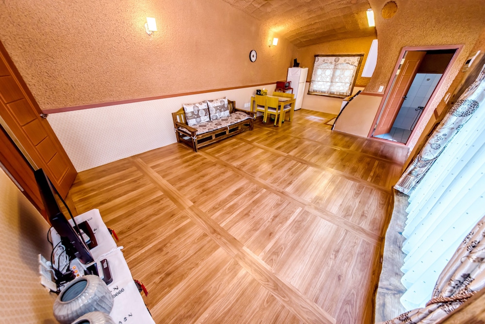 Angkure Pension 19/34