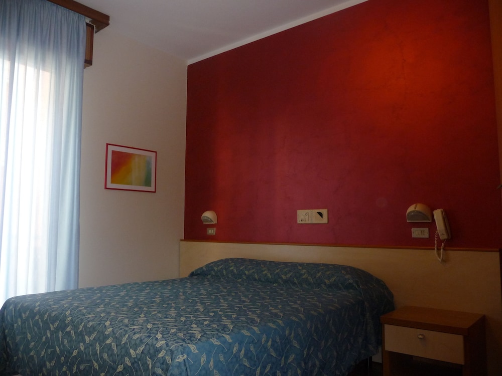 ROOM, DOUBLE BED