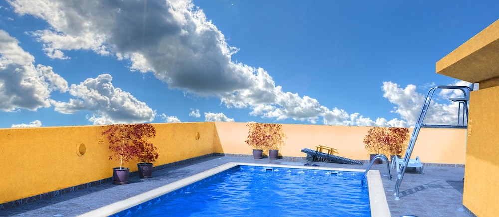 swimming pool spa